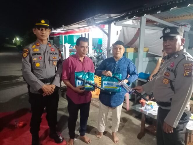 
<span style='color:#ff0000;font-size:14px;'>Komitmen Cegah Terjadinya Aksi Kejahatan</span> <br> Kapolsek Tambusai Kunjungi dan Berikan Bantuan Untuk Pos Kamling