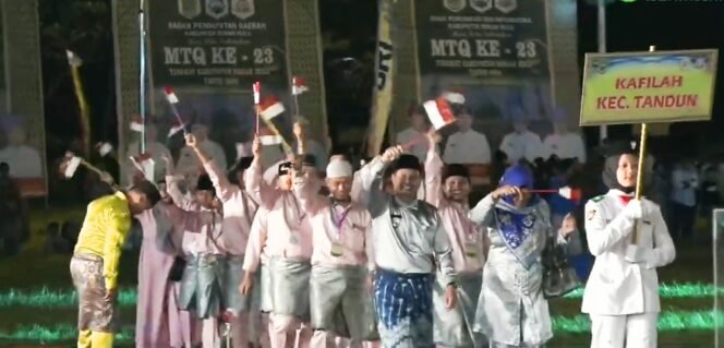 
FOTO : Kafilah Tandun yang dipimpin Camat Tandun M. Rodi S.Sos sedang melakukan Defile Dalam rangka Pembukaan MTQ Ke-XXIII Tingkat Kabupaten Rokan Hulu