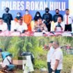 FOTO: Kapolres Rohul AKBP Pangucap Priyo Soegito SIK MH melalui Kasat Reskrim AKP D. Raja Putra Napitupulu SIK MM
pim[in Press Conference terkait penemuan Sesosok Mayat di kebun sawit milik warga di RT 03 RW 10 Desa Kepenuhan Tengah, Kecamatan kepenuhan, Kab. Rokan Hulu (Rohul) Rabu 22 Februari 2023 sekitar pukul pukul 14.00 Wib.