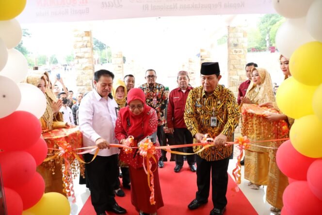 
Kepala Perpusnas RI dan Bupati Sukiman Resmikan Gedung Fasilitas Perpustakaan Rohul