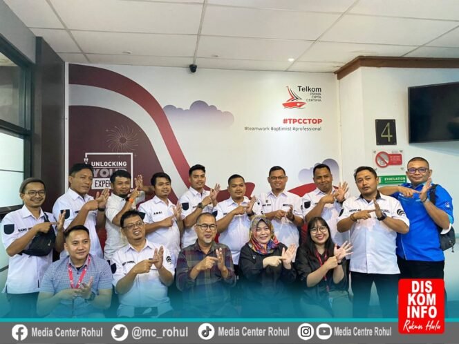 
<span style='color:#ff0000;font-size:14px;'>Tingkatkan Kompetensi Peliputan Diera Digitalisasi</span> <br> Tim Liputan Media Center Kominfo Rohul Ikuti Pelatihan Fotografer dan Videografer di Telkom University Bandung