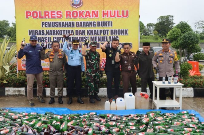 
<span style='color:#ff0000;font-size:14px;'>Hasil Ops Cipkon Jelang Ramadhan</span> <br> Polres Rohul Musnahkan Barang Bukti Miras 1.584 Botol, 102 Knalpot Brong dan 5 Jerigen Tuak
