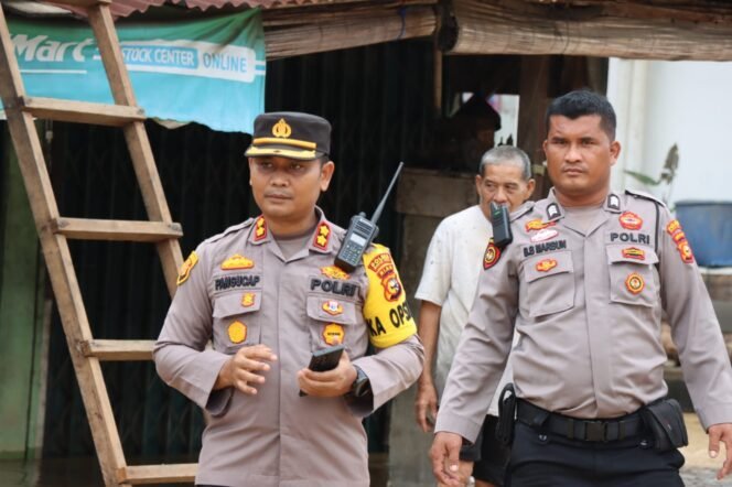 
<span style='color:#ff0000;font-size:14px;'>Ratusan Rumah Terendam Banjir</span> <br> Kapolres Rohul Turun Langsung Tinjau Lokasi Banjir dan Bantu Evakuasi Warga
