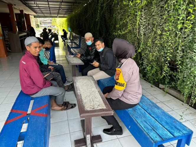 
<span style='color:#ff0000;font-size:14px;'>Wujudkan Situasi Kamtibmas Aman Dan Kondusif</span> <br> Polwan Polres Rohul Jumat Curhat Di Desa Koto Tinggi