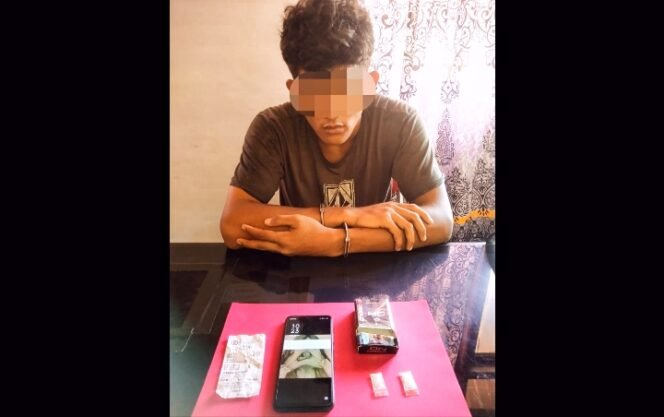 
<span style='color:#ff0000;font-size:14px;'>Ops Bina Kusuma LK Tahun 2023</span> <br> Simpan 2 Paket Sabu Dalam Kotak Rokok, Pria Ini Ditangkap Personil Polsek Tambusai Utara
