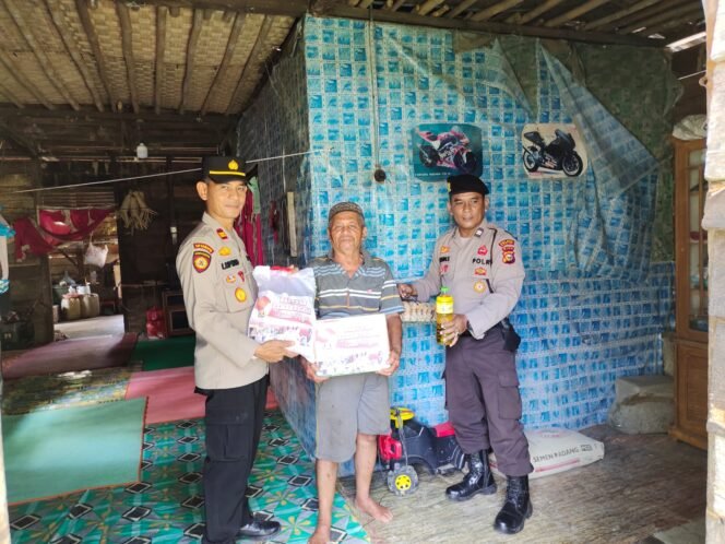 
<span style='color:#ff0000;font-size:14px;'>Ramadhan Berbagi</span> <br> Kapolsek Tambusai Serahkan Bansos kepada Masyarakat Terimbas Naiknya Harga Sembako