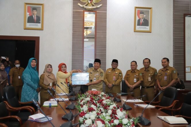 
<span style='color:#ff0000;font-size:14px;'>Turunkan Prevalensi Stunting</span> <br> Pemkab Rohul Terima DAK dari BKKBN Perwakilan Riau Senilai 5,9 Miliar