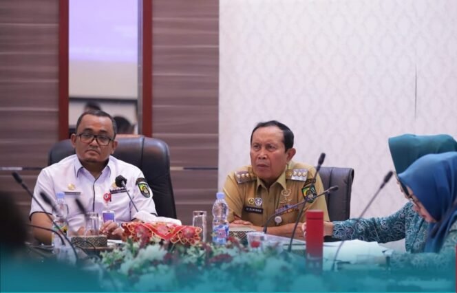 
Bupati Sukiman Tegaskan Camat dan Kades Harus Turun Kelapangan Untuk Penurunan Stunting