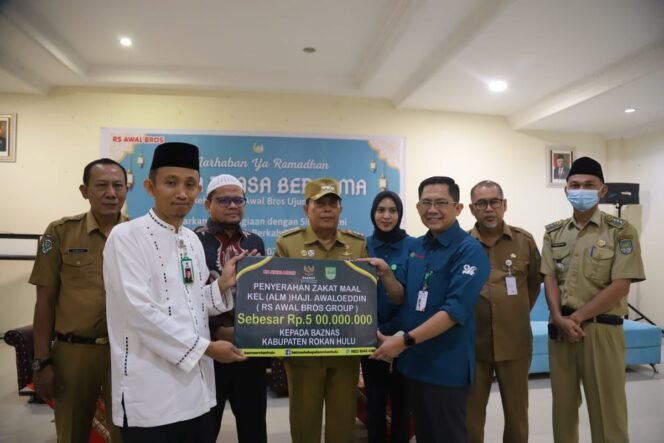 
<span style='color:#ff0000;font-size:14px;'>Bupati Sukiman Bangga</span> <br> Keluarga Alm H. Awaloeddin Owner RS Awal Bros Salurkan Zakat Mal ke BAZNas Rohul Senilai 500 Juta