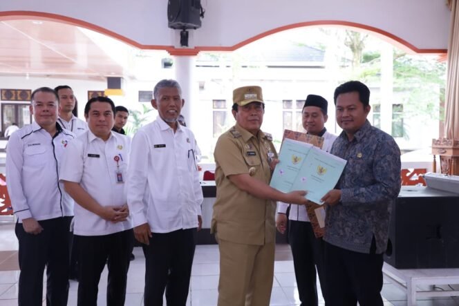 
Bupati Rohul Serahkan 2.307 SHM Kepada Masyarakat, 54 Persil Tanah Kantor Aset Pemda