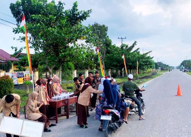 
Ramadhan Berkah, Pramuka SMA Negeri 1 Kepenuhan Berbagi Takjil