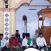FOTO : Kades Kepenuhan Raya Bambang Hadi Donosuko menyampaikan Sambutan dalam kegiatan Safari Ramadhan Pemkab Rohul