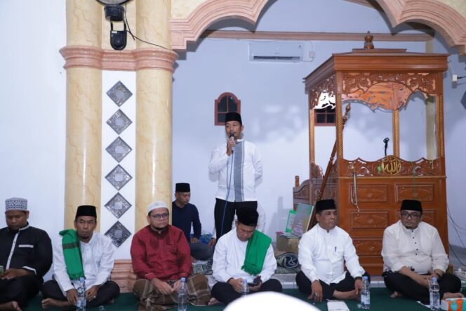 
FOTO : Kades Kepenuhan Raya Bambang Hadi Donosuko menyampaikan Sambutan dalam kegiatan Safari Ramadhan Pemkab Rohul
