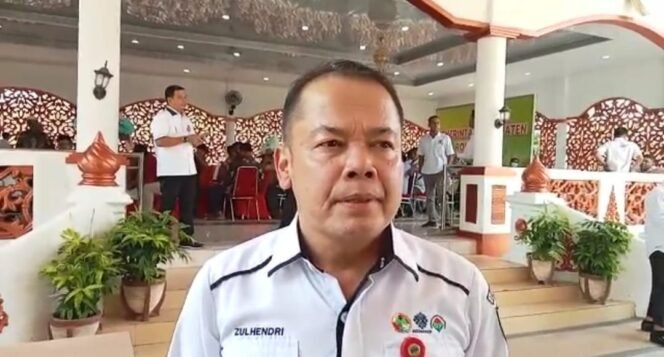 
FOTO : Kepala Dinas Koperasi Usaha Kecil Menengah Tenaga Kerja dan Transmigrasi (DiskopUKMNakerTrans) Kabupaten Rokan Hulu, Zulhendri M.IP