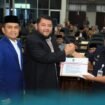FOTO : Bupati Rohul H. Sukiman menyerahkan Dokumen Laporan LKPj Bupati Tahun 2022 dan 2 Ranperda kepada Ketua DPRD Rohul Novliwanda Ade Putra, Senin (27/3/2023)