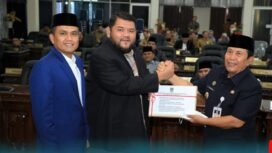 FOTO : Bupati Rohul H. Sukiman menyerahkan Dokumen Laporan LKPj Bupati Tahun 2022 dan 2 Ranperda kepada Ketua DPRD Rohul Novliwanda Ade Putra, Senin (27/3/2023)