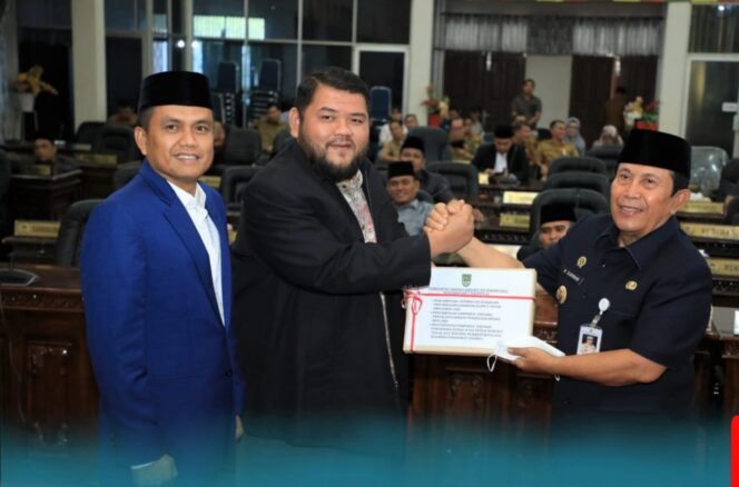 
FOTO : Bupati Rohul H. Sukiman menyerahkan Dokumen Laporan LKPj Bupati Tahun 2022 dan 2 Ranperda kepada Ketua DPRD Rohul Novliwanda Ade Putra, Senin (27/3/2023)