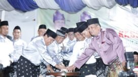 FOTO : Bupati Rohul H. sukiman dan Staf Ahli Gubernur bersama menekan Sirine bertanda Pembukaan MTQ Ke XXIII Tingkat Kabupaten Rokan Hulu dimulai