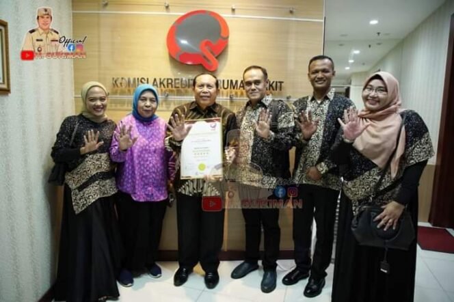 
Diterima Bupati Sukiman, RSUD Rohul Raih Sertifikat Pelayanan Paripurna Dari KARS