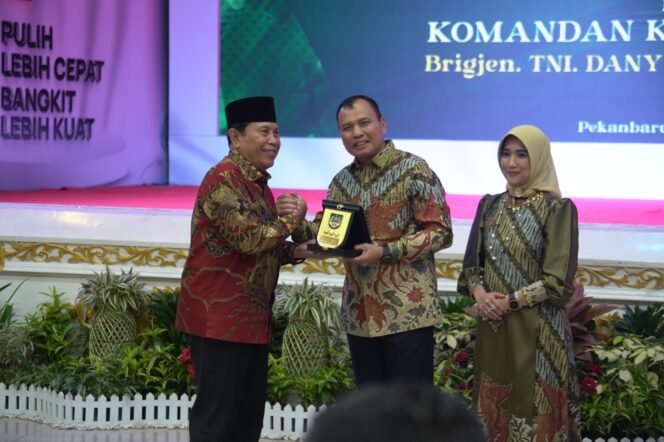 
Bupati Sukiman Hadiri Pisah Sambut Danrem 031/Wira Bima