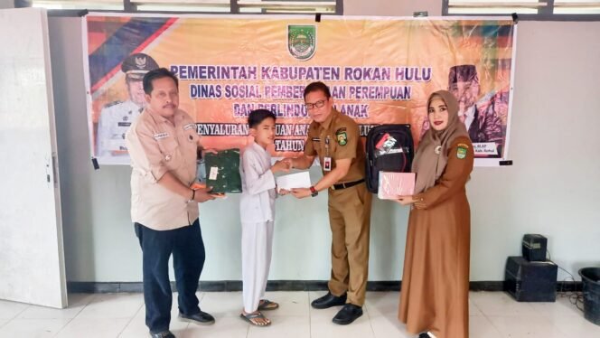 
Kepala Dinsos P3A Rohul Salurkan Bantuan Perlengkapan Sekolah untuk 100 Anak Yatim