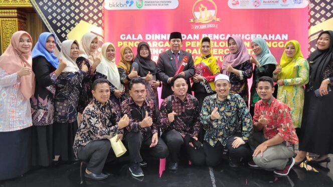 
<span style='color:#ff0000;font-size:14px;'>Peringatan Harganas ke 30</span> <br> Bupati Rohul H. Sukiman Terima Penghargaan Manggala Karya Kencana