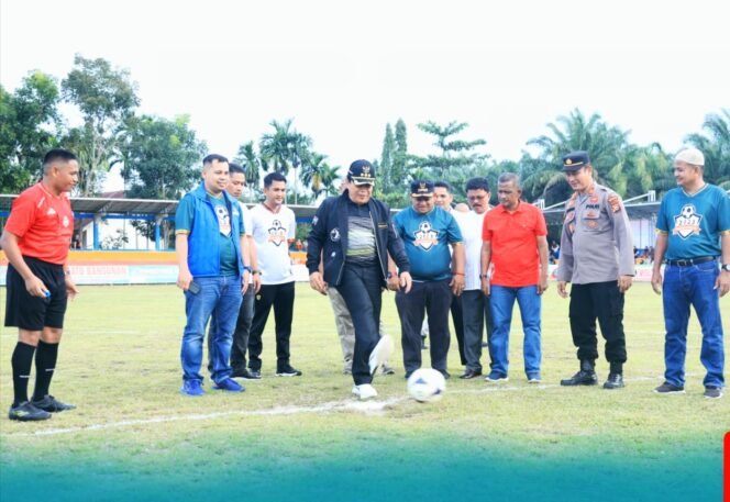 
Bupati Sukiman Buka Open Turnamen Sepak Bola Mahato CUP VII