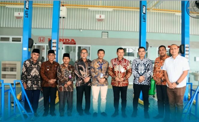 
<span style='color:#ff0000;font-size:14px;'>Grand Opening Showroom Honda Dealer Branch Arista Group Ujung Batu</span> <br> Wabup Rohul H. Indra Gunawan Harap Serap Tenaga Kerja Lokal