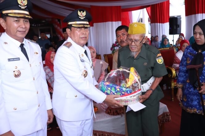 
HUT RI Ke 78, Bupati Sukiman Serahkan Tali Asih untuk Veteran dan Warakawuri Rohul