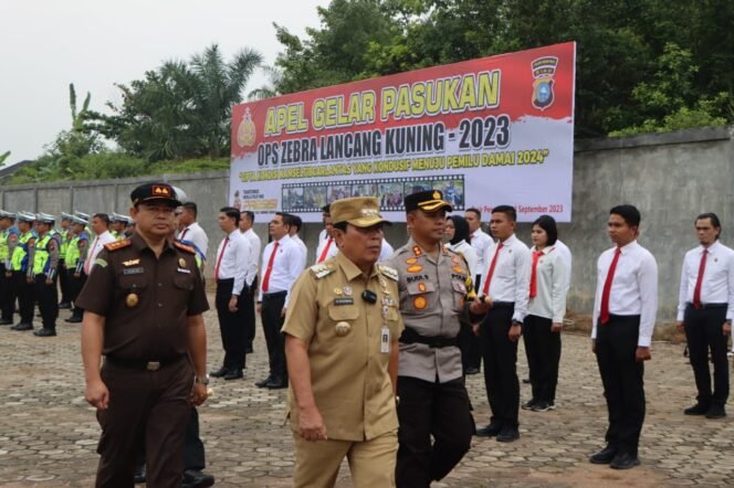 
<span style='color:#ff0000;font-size:14px;'>Pimpin Apel Gelar Pasukan Ops Zebra Lancang Kuning 2023</span> <br> Bupati Sukiman Ajak Masyarakat Patuhi Aturan Lalu Lintas