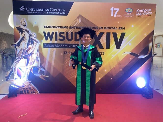 
Kisah Alfa Syahputra Sang Anak Nelayan, Raih Gelar Magister di Kota Pahlawan