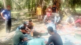 FOTO : Kaur Trantib Desa Kepenuhan Makmur, Kecamatan Kepenuhan, Sumardi. M, sedang memantau pelaksanaan Rewang dalam agenda hajatan pernikahan warga.