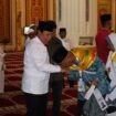 FOTO : Bupati Rohul H. Sukiman didampingi Wakil Bupati Rohul H. Indra Gunawan Lepas keberangkatan 401 Jamaah Calon Haji (JCH) asal Rohul, di Masjid Agung Islamic Center Rohul, Selasa (30/5/2023).