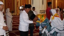 FOTO : Bupati Rohul H. Sukiman didampingi Wakil Bupati Rohul H. Indra Gunawan Lepas keberangkatan 401 Jamaah Calon Haji (JCH) asal Rohul, di Masjid Agung Islamic Center Rohul, Selasa (30/5/2023).
