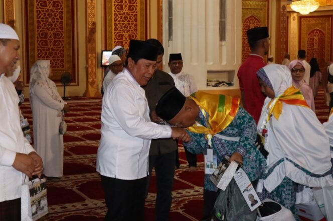 
FOTO : Bupati Rohul H. Sukiman didampingi Wakil Bupati Rohul H. Indra Gunawan Lepas keberangkatan 401 Jamaah Calon Haji (JCH) asal Rohul, di Masjid Agung Islamic Center Rohul, Selasa (30/5/2023).