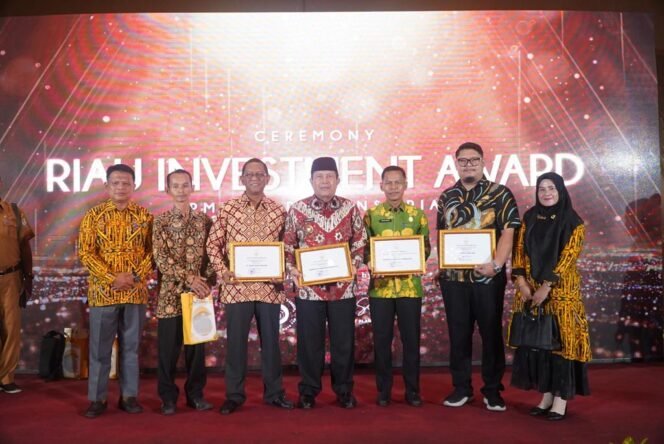 
<span style='color:#ff0000;font-size:14px;'>Riau Investment Award 2023</span> <br> Bupati Sukiman dan Kadis DPMPTSP Rohul Terima Penghargaan di Riau Investment Award 2023