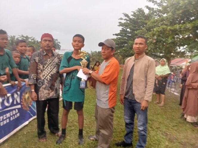 
Kades Kepenuhan Barat Hadiri Penutupan Open Champion Laga Silaturahmi Pemuda Dusun Sei Maong Tanjung Alam
