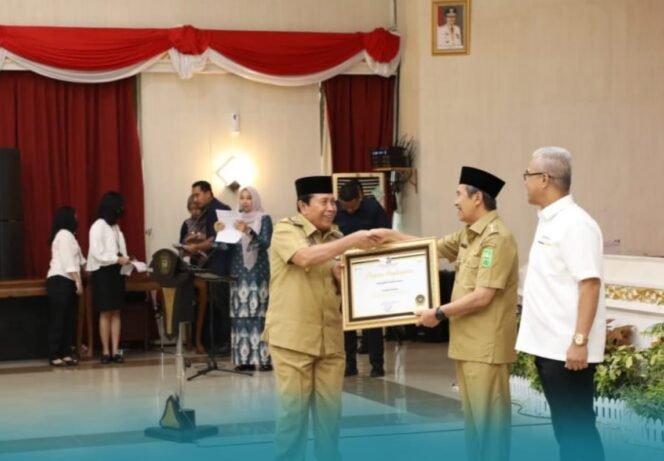 
<span style='color:#ff0000;font-size:14px;'>Terbaik II Dalam Penyaluran KUR dan Ultra Mikro</span> <br> Bupati Sukiman Terima Penghargaan Anugerah Treasury Award dari DJPb Riau