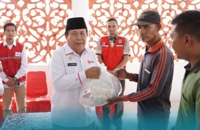 
Bupati Sukiman dan Ketua PMI Rohul Salurkan Ratusan Paket Sembako kepada Para Pekerja Kebersihan dan Pertamanan