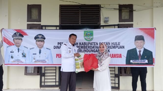 
FOTO : Mewakili Kepala DInsos P3A Rohul H. Damri Poti S.Sos M.AP, PPTK Fatmawati Salurkan Bantuan Sosial untuk Lansia dan ODGJ Rehabilitas