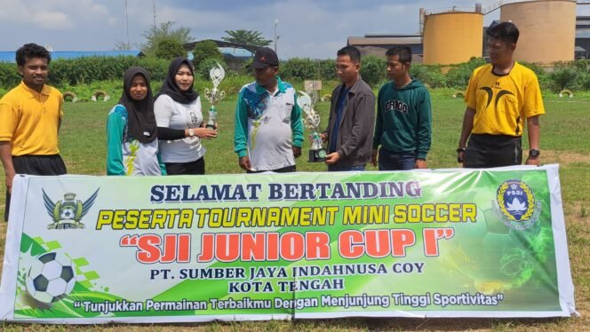 
Milenial Rohul Alfa Syahputra Serahkan 1 Set Piala kepada Panitia Sepak Bola U-13 SJI Junior CUP I