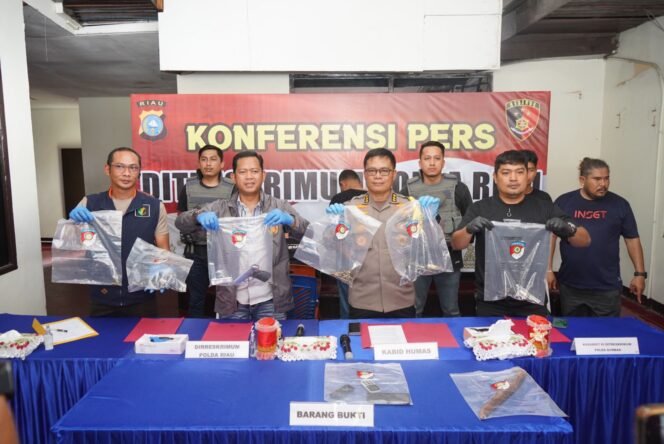 
<span style='color:#ff0000;font-size:14px;'>Beraksi di Sumbar</span> <br> Perampok Sadis Tewas Saat Baku Tembak Dengan Tim Gabungan Polda Riau, Satu Petugas Luka Tembak di Tangan