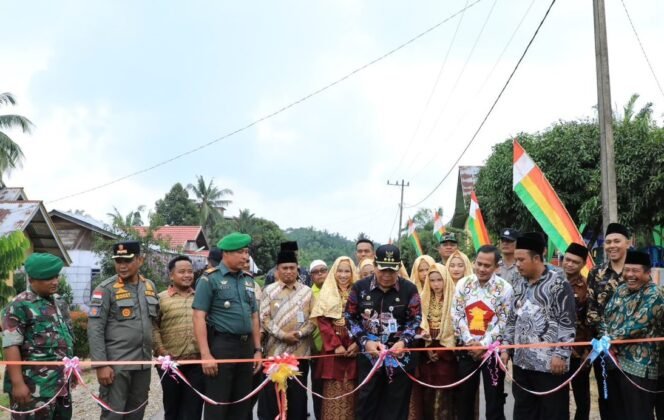 
Bupati Sukiman Resmikan Pengaspalan Jalan Desa