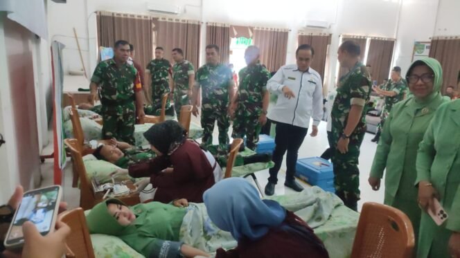 
<span style='color:#ff0000;font-size:14px;'>Gandeng Satpol PP-Mahasiswa</span> <br> Sambut HUT Ke-78, Persit KCK Kodim 0313/KPR Gelar Donor Darah