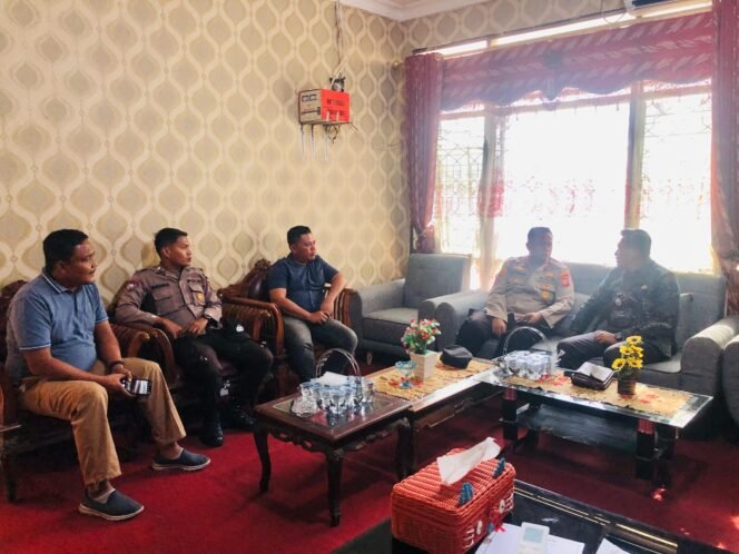 
Kampanyekan Pemilu Damai, Kapolsek Rambah Hilir Gelar Cooling System dengan Camat