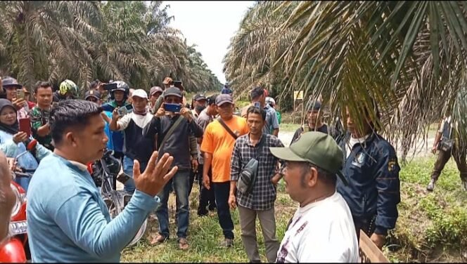 
<span style='color:#ff0000;font-size:14px;'>Perjuangkan Haknya yang Belum Dipenuhi</span> <br> Anggota Kelompok Sawit Timur Jaya 303 Gelar Aksi Bertahan dan Tidur di Areal Koperasi Kebun PT. AMR