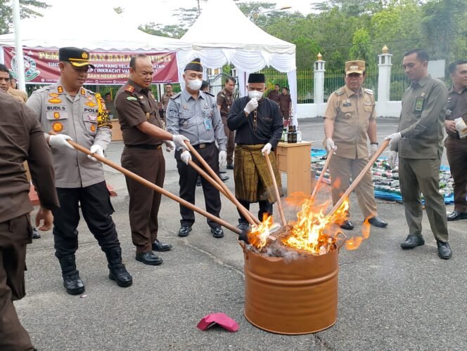 
<span style='color:#ff0000;font-size:14px;'>Didominasi Narkotika dan Miras</span> <br> Kejari Rohul Lakukan Pemusnahan Barang Bukti Berkekuatan Hukum Tetap