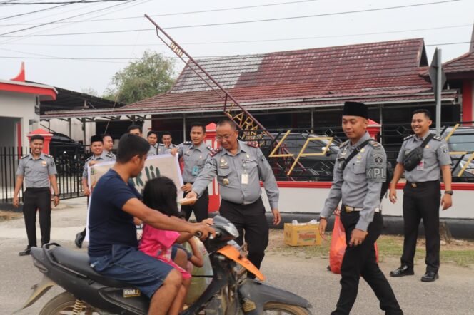 
Berkah Ramadhan, Lapas Pasir Pengaraian Berbagi Takjil Gratis Kepada Masyarakat
