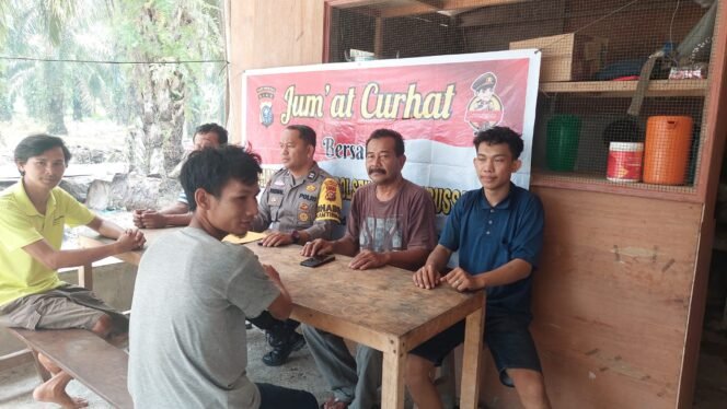 
Jumat Curhat, Bhabinkantibmas Polsek Bonaidarussalam Intens Dengarkan Keluh Kesah Masyarakat