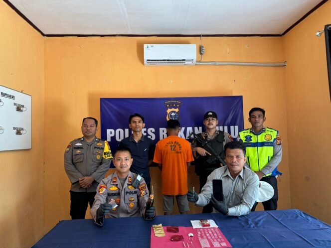 
Personil Polsek Bonai Darussalam Ciduk Seorang Pria Memiliki 0,98 Gram Sabu